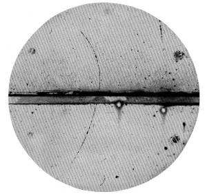 Trayectoria del primer positrón registrada por Anderson 1932.